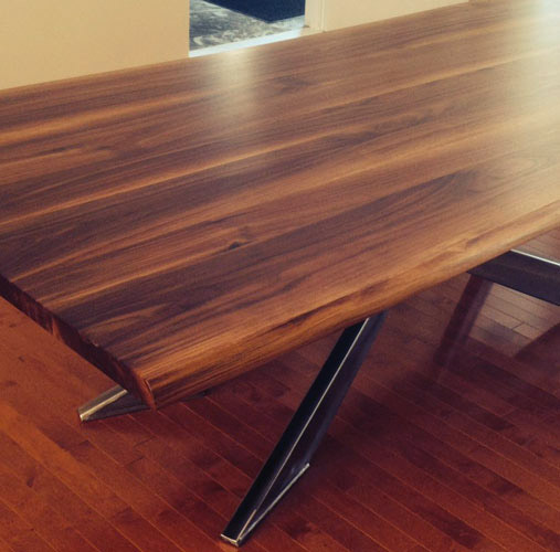 Table en bois moderne. Pattes en stainless